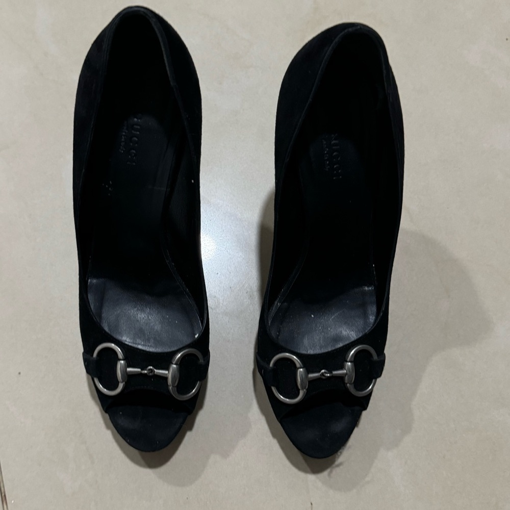 GUCCI Black Suede Open-Toe heels. Size 39 C